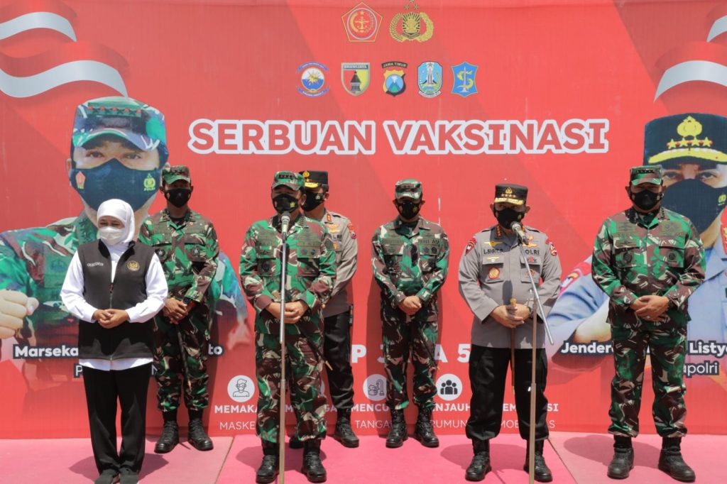 Bersama Panglima TNI ,  KAPOLRI dan KSAL Tinjau Vaksinasi, Gubernur Khofifah Minta Masyarakat Tak Pilih-Pilih Vaksin Covid-19