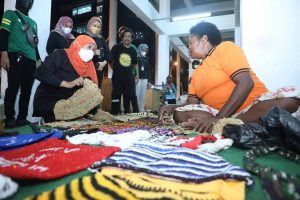 Tunasnegeri.com-Kunjungi Pasar Mama Mama Papua, Gubernur Khofifah Bagikan Kue Spikoe dan Berburu Noken